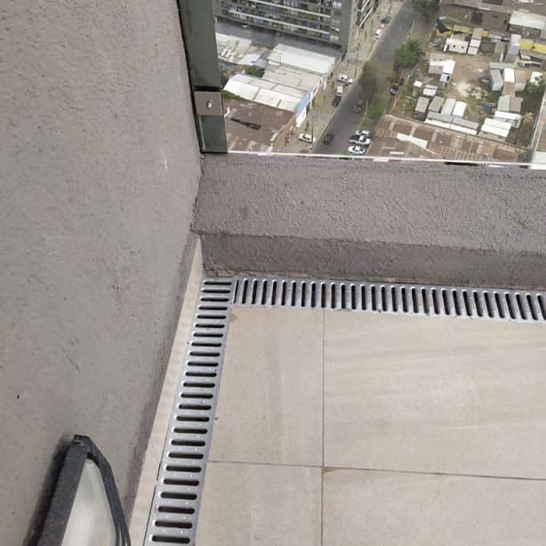 BORDE-DE-PISCINA-EDIFICIO-CON-CON-1