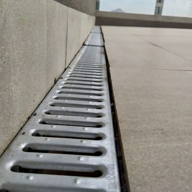 BORDE-DE-PISCINA-EDIFICIO-CON-CON-3