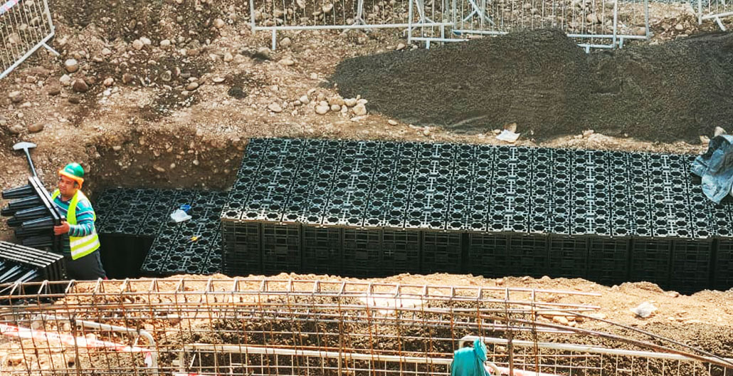 instalación cubos de drenaje en obra